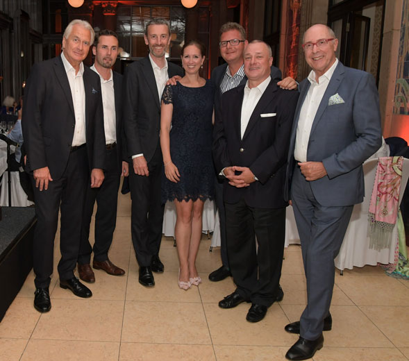 20 Jahre Bierwirth & Kluth Hotel Management GmbH (B&K) – mit vielen Gratulanten der internationalen Hotelbranche (v. l. n. r.): Klaus Kluth (B&K), René Schappner und Robert Shepherd (beide: Intercontinental Hotel Group), Petra Bierwirth-Schaal (B&K), Markus Lehnert und Reiner Sachau (beide: Marriott) sowie Peter Bierwirth (B&K), der sich als Mitgründer und Geschäftsführer an diesem Abend aus dem operativen Geschäft des Hotelbetreibers verabschiedete. Foto: Wachendörfer